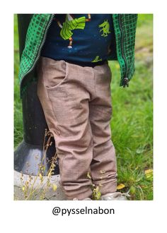 PDF-mönster UMBRIEL Muddbyxa storlek 56-152 / Pattern Umbriel trousers size newborn-12T  Sewing instruction in Swedish and English. Picture tutorial (Swedish text) is included. Umbriel är ett par lekvänliga och snygga muddbyxor för barn i enkelstorlekarna 56-152. Muddbyxorna kan sys med eller utan fickor och har valmöjlighet till en lite högre mudd i benslut för att de bekvämt ska gå att använda länge när barnet växer. Fickorna går att variera mellan exempelvis dolda fickor, dolda fickor med mud Non-stretch Brown Pants With Side Pockets, Non-stretch Tapered Leg Brown Pants, Casual Cotton Leggings With Pockets, Unisex Cotton Bottoms With Elastic Waistband, Picture Tutorial, Jogging, Couture, Grey, Pattern