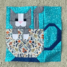 the cat is sitting on top of the coffee cup quilted mug cozyie pattern