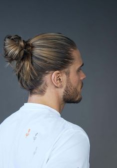 Man Bun Straight Hair, Mens Bun Hairstyles, Men Long Hair Ponytail, Man Hair Bun, Long Hair Undercut Mens, Man Bun Aesthetic, Ponytail Hairstyles Men, Long Hair Fade