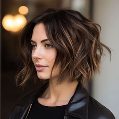 Short Hairstyle Women Round Face 2024, Reddish Brown Hair Short, Dark Lob, Reddish Highlights, Dark Brown Hair Color Ideas, Brown Bob Hair, Short Brunette Hair, Brown Hair Color Ideas, Short Hair Highlights