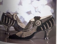 Look Gatsby, Flapper Shoes, Art Deco Shoes, Style Année 20, 1920s Shoes, Historical Shoes, Look Retro, Funky Shoes, Flapper Style