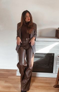 Brown Leather Pants Outfit, Faux Leather Pants Outfit, Leather Trousers Outfit, Brown Pants Outfit, Lederhosen Outfit, Brown Leather Pants, Leather Pants Outfit, Pants Outfits, Brown Outfit