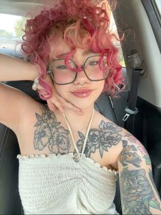 Split Dye On Curly Hair, Pink Hair Pink Eyebrows, Curly Short Hair Dye Ideas, Blonde And Pink Curly Hair, Hair Dye Inspo Curly Hair, Pink And Black Curly Hair, Pink Curly Hair Black Women, Dyed Curly Hair Black Women, Wavy Hair Dye Ideas