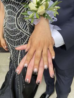 heterosexual couple with matching nails that have flame design in black Prom Matching Couples, Couple Nails Matching, His And Hers Nails, Boyfriend And Girlfriend Nails, Couples Nails, Matching Nails With Boyfriend, Matching Prom, Beige Hair, Edgy Nails