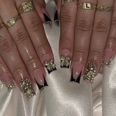 ig: setsbycarolaa Nails Acrylic For December, Gold Nails With Rhinestones Short, Gold Bling Nails Short, Short Classy Set Nails, Gold Short French Nails, Black And Gold Nail Inspo Short, Short Square Bling Nails, Gold Nail Inspo Square, Black And Gold Nails Birthday