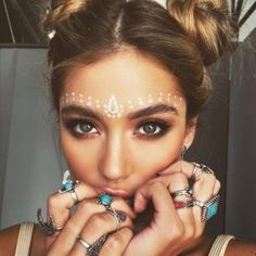 These cheap festival makeup essentials have major tribal vibes. #festivalmakeup #festivalmakeupglitter #festivalmakeupideas #festivalmakeupboho #festivalmakeupcoachella #coachella #bonaroo #sxsw Boho Festival Makeup, Coachella Make-up, Music Festival Makeup, Make Up Diy, Coachella Makeup, Boho Makeup, Festival Makeup Rave, Festival Make Up, Festival Makeup Glitter