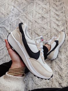 Nike Womens Waffle Debut, Leggings Outfit Winter Sneakers, Neutral Gym Shoes, Nike Fontanka Waffle Outfit, Trendy Fall Shoes 2023, Beige Shoes Outfit Sneakers, Sneaker Trends 2023 Women, Nike Waffle One Outfit, Nike Waffle Debut Outfit