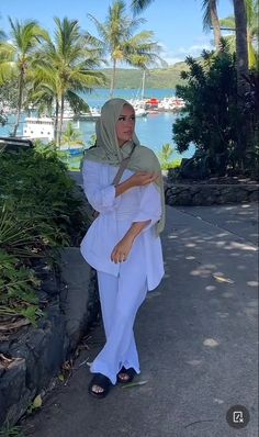 White And Beige Outfit Hijab, Modest Linen Pants Outfit, Dubai Outfits Ideas Hijab, Hijabi Airport Outfit Summer, Halal Outfit Ideas, Hijabi Holiday Outfits, Hijabi Summer Fits, Halal Outfit