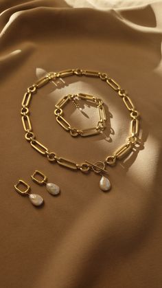 Elevate your style with timeless elegance with our gorgeous baroque pearls and chunky link chain necklace, bracelet and matching pearl dangle earrings.  This stunning 3-pieces jewelry set is handcrafted of premium quality 18K gold plated brass and equipped with real baroque pearl, renowned for their unique shape and iridescent luster. Adorned with chunky link chains, this set exudes a blend of classic charm and modern sophistication. Express your love and admiration with a gift that symbolizes g Dainty Pearl Earrings, Baroque Pearls Jewelry, Pearl Earring Set, Wife Jewelry, Anniversary Gift For Wife, Chunky Chain Necklaces, Pearl Jewelry Sets, Necklace Craft, Link Chain Necklace