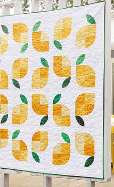 Save this Free Easy Memi's Lemons Quilt Tutorial! Get ready to 'squeeze the day' with this delightful lemonade-inspired quilt. Lemon Quilt, Quilt Throw Size, Missouri Star Quilt Tutorials, Curved Piecing, Free Quilt Tutorials, Drunkards Path Quilt, Squeeze The Day, Make Lemonade