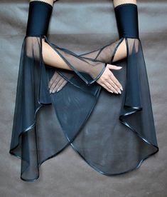 डिजाइनर कपड़े, Gothic Mode, Vampire Costume, Idee Cosplay, Elegant Gothic, Sleeves Designs For Dresses, Long Gloves