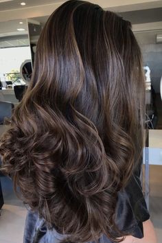 Hair Color Trends For Brunettes, Dark Hair Color, Brown Hair With Caramel Highlights, Rambut Brunette, Brown Hair Shades, Dark Brunette Hair, Chocolate Brown Hair Color