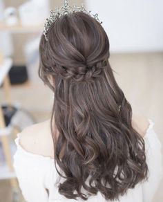 Aesthetic Bride Hairstyle, Pretty Hairstyles For Graduation, Hairstyles For Debutant, Sweet 17 Hairstyles, Hairstyle For Graduation Medium Hair, Hair Styles For Grad, Hair Graduation Ideas Hairstyles, Korean Graduation Hairstyle, Hairstyle Graduation For Long Hair