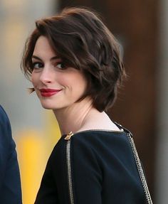 Anne Hathaway Short Hair, Small Hair Cut, Bob Pendek, Layered Hairstyles, Short Layered, Hair 2018, Penteado Cabelo Curto, Short Hair With Layers