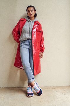 Sneakers with an unexpected twist Chic Sweatpants Outfit, Colors Outfit, Outfit Sporty, Vinyl Raincoat, Middle Eastern Fashion, Sweatpants Outfit, Parka Style, Sneakers Athletic