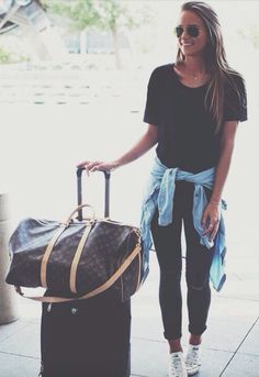 black + chambray + #louisvuitton Casual Airport Outfit, Ellie Saab, Rock Outfit, Ray Ban Aviator, Mode Casual, Airport Style, Airport Outfit, Fashion Mode, Look Chic