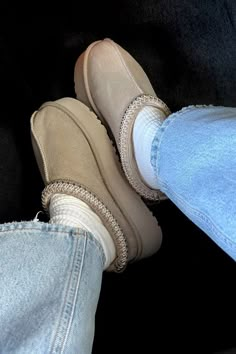 Tazz Slippers Outfit, Ugg Tazz Slippers Outfit, Ugg Slippers Outfit, Uggs Outfit Ideas, Ugg Tazz Slippers, Ultra Mini Uggs, Slipper Outfit, Outfit Ugg, Tazz Slippers