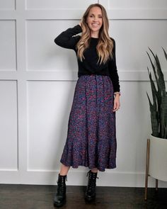 How to wear a midi dress combat boots and sweater Midi Dress With Tights, Midi Dress Outfit, Below The Knee Dresses, Dresses By Pattern, Gaun Fashion, Wear To Work Dress, Grunge Dress, Dress Chiffon, Night Out Dress