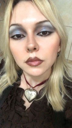 90s Grunge Makeup Looks, Pop Punk Makeup, Kinderwhore Makeup 90s Fashion, 80s Grunge Makeup, Indie Sleaze Makeup, Funky Makeup Looks, Make Up Purple, Glam Rock Makeup, Rock Makeup