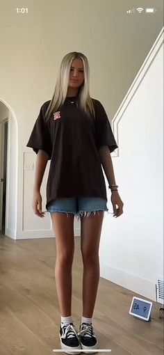 Cute Long Jean Shorts Outfits, T Shirts And Shorts Outfit, Summer Sweatshorts Outfit, Hot Weather School Fits, Outfit Inspo Warm Weather, Utah Girl Summer Outfits, Backyard Bbq Outfit Ideas Summer, Utah Summer Outfit, Lulu Dance Studio Pants Outfit