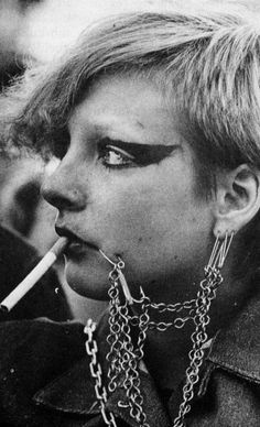 anni-vzbura: Old school! Punks 70s, Punk Rock Girls, Chicas Punk Rock, 70s Punk, Punk Culture, Punk Makeup