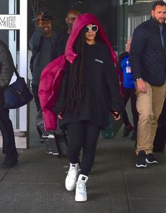 25 Airport Fashion Outfits to Travel in Style - Christobel Travel Rihanna Airport Style, Rihanna Airport, Fashion Work Outfit, Jfk Airport, Airport Outfits, Rihanna Style, London Outfit, Rihanna Fenty