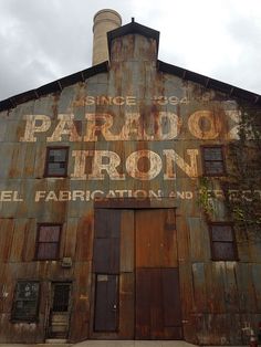 an old rusted building with the words pardo iron painted on it