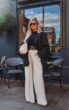 Tailored Trousers Outfit, Cream Trousers Outfit, Cream Pants Outfit, Wide Leg Trousers Outfit, City Break Outfit, Spring Wardrobe Essentials, Paris Outfits, Casual Work Outfit