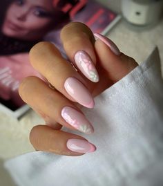 Spring Almond Nails, Paznokcie Hello Kitty, Oval Nails Designs, Kutek Disney, No Chip Nails, Gold Nail Designs, Nail Looks, Subtle Nails, Nagel Tips