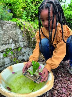 Easy Forest School Activity: Building Mini Rafts with Kids - In The Playroom Kids In Nature, Nature Building, Junk Modelling, Kids Building, Outdoor Summer Activities, Forest School Activities, Sink Or Float, Reading Themes, Earth Day Crafts