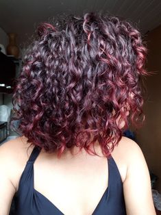 Curly Hair Color Ideas Burgundy, Dark Red Balayage Curly Hair, Burgundy Curly Hair Highlights, 3b Curly Hair Color Ideas, Cherry Red Hair Curly Highlights, Short Curly Hair With Red Highlights, Wine Hair Color Highlights, Curly Hair Color Ideas Highlights Red, Dark Red Highlights Curly Hair