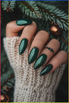 Discover elegant forest green nail art that adds a touch of sophistication to your look. Save this pin to your chic nails board and read the article for more ideas. Fall Nail Color Ideas, Fall Nail Color, Nail Color Ideas, Simple Fall Nails, Green Nail Designs, Green Nail, Short Nails Art, Fall Nail Art