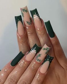 Winter Nails Acrylic Dark Green, Nail Art Designs Dark Green, Christmas Nails Coffin Shape Green, Square Acrylic Nails Christmas Designs, December Nails Coffin Shape, Winter Nails Dark Colors, Long Nails For Christmas, Xmas Inspired Nails, Shiny Emerald Green Nails