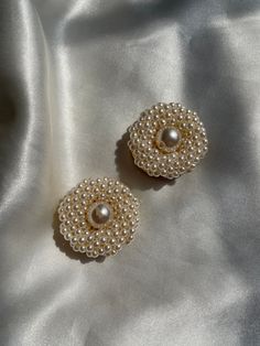 These lovely vintage shoe clips will dress up any pair of shoes! They're faux pearls and gold tone. There is some peeling on the pearls, as well as wear/stray marks/patina on them. To use them, you push up on the clip on the back and tuck it onto the front open part of the shoe and then close the clip down. *Shoes are not included. *Do NOT wear these as clipon earrings. 1 inch *Note that like most vintage pieces, there is some wear and peeling on this item from age. Please do not purchase it if this doesn't work for you. Vintage Pearl Jewelry, Pearl Shoe, Dinosaur Necklace, Pearl Shoes, Vintage Shoe, Vintage Pearl, Shoe Clips, Car Keychain, Vintage Pearls