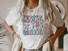 "🔐Introducing our \"Keeper of the Gender Shirts\" - the perfect choice for gender reveal celebrations and baby showers! These stylish tees allow you to proudly display your role as the keeper of the gender secret. With their comfortable fit and eye-catching design, these shirts are a must-have for any gender reveal party or baby shower. Get ready to add excitement and anticipation to the festivities with these trendy gender keeper t-shirts! 👕 PRODUCT INFO The Bella + Canvas shirts are super soft and comfy! These t-shirts are made of light fabric and have ribbed knit collars to bolster shaping. They are extremely durable, and will withstand years of repeat washing and wearing. Shoulders, sleeves, and hems have taping for better fit over time. The solid colored shirts are made of 100%. Ash Football Pregnancy Announcement, Gender Keeper, Football Gender Reveal, Gifts For Expecting Dads, Keeper Of The Gender, Sports Baby Shower Theme, Assistant Gifts, Fitted Shirts, Fall Maternity