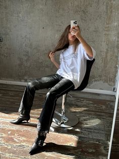 Leather Pants Woman, Lederhosen Outfit, Distressed Leather Jacket, Leather Pants Outfit, Leather Pants Women, Slim Fit Jackets, Rocker Chic, Leather Trousers, Leather Mini Skirts