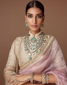 Pink Saree With Emerald Jewellery, Big Emerald Necklace, Rose Gold Saree, Diamond Neckalce, Pearl Bridal Jewelry Sets, Jadau Jwellery, Necklace For Neckline, Gold Saree, Vintage Indian Jewelry