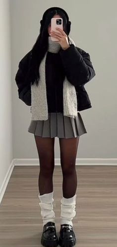 Dress For Cold Weather, Cold Weather Dresses, Chicago Outfit, Winter Outfits Aesthetic, Winter Outfit Ideas, Winter Skirt Outfit, Winter Outfits Cold, Awesome Outfits, Paris Outfits