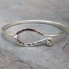 Hammered sterling silver bracelet Silversmithing Tutorials, Hammered Wire Jewelry, Hammered Metal Jewelry, Silver Sterling Jewelry, Silversmith Rings, Handmade Copper Bracelet, Silver Wire Jewelry, Fish Bracelet, Silversmithing Jewelry