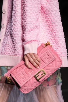 Fendi at Milan Fashion Week Spring 2020 - Details Runway Photos Estilo Madison Beer, Fendi Bag, Hippie Look, Spring Bags