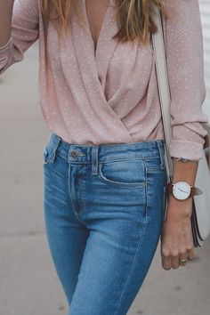 Paola Style, Blush Blouse, Mode Tips, Romantic Blouses, Blazer Outfit, Silky Blouse, Wrap Blouse, Inspiration Mode