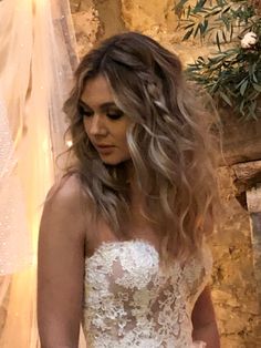 Prom Hair Simple Down, Curled Hair With Little Braids, Cute Simple Prom Hairstyles, Simple Hair For Prom, Curled Hair With Small Braids, Prom Hairstyles Braid Half Up, Sorority Formal Hairstyles, Hair For Prom Half Up, Medium Length Prom Hairstyles Down