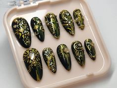 Voici mon set de press-on nails oeil de chat vert avec détails dorés witchy  - Il est entièrement réalisé par moi-même, avec amour et passion 🥰. -Celui-ci est en taille L, la grille des tailles est dispo en dernière photo 😉 - Le packaging comprendra également une petite lime, un bâton de buis, un bloc polissoir, une lingette désinfectante, 2 sets de pads collants ainsi qu'une notice détaillée réalisée par mes soins ! -Je vous glisserai également un petit cadeau surprise 😉🥰 (à partir de 47 € Nails Witchy, Witchy Nails, Get Nails, Press On Nails, Beauty Makeup, Nail Art, France, Nails, Makeup