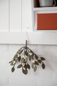 a bunch of leaves hanging from the side of a wall