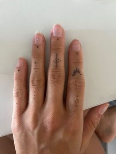 Finger Palm Tattoo, Dots On Hands Tattoo, Dotted Finger Tattoo, Single Needle Hand Tattoo, Hand Tattoos Boho, Stick N Poke Tattoos Fingers, Dotwork Finger Tattoo, Simple Knuckle Tattoos, Hand Poke Hand Tattoo