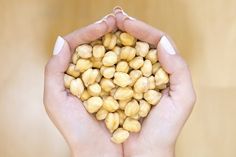 Chickpeas in woman hands High Protein Diet Plan, Protein Diet Plan, Vegan Keto Diet, 200 Calorie Meals, Diets That Work, Grapefruit Diet, Calcium Rich Foods, South Beach Diet, Calorie Meal Plan