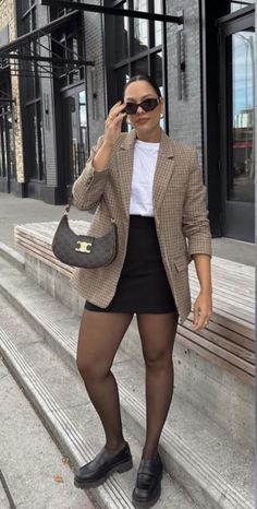 Blazer And Skirt Outfits, Black Loafers Outfit, Short Skirts Outfits, Sheer Black Tights, Short Black Skirt, Short Noir, Loafers Outfit, Winter Skirt Outfit, Beige Outfit