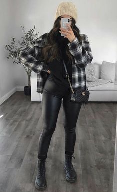 Chunky Outfit Ideas, Comfortable Going Out Outfits, Flannel Women’s Outfit, Cozy Christmas Outfits For Women, Outfits With Fur Coat, 2024 Winter Outfits Trends, Winter Outfits With Leather Pants, Winter Outfits 2024 Women Trends, All Black Christmas Outfit