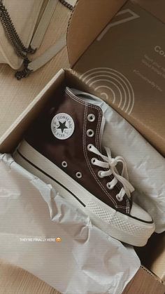 Platform chucks  • Converse   • Chucks  • Platform  • Brown  • Shoe obsession   • Style  • Fashion Brown Converse High Tops, Brown Converse Outfit, Platform Converse Outfits, Platform Converse Outfit, Converse Platforms, Brown Converse, Converse Brown