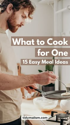 White guy in his late twenties with beard and t-shirt, standing at his stove preparing some batter in a crepe pan. Caption reads: What to cook for one. 15 easy meal ideas. Single Serving Meals, Cook For One, Minimalism Inspiration, Meal Prep For Beginners